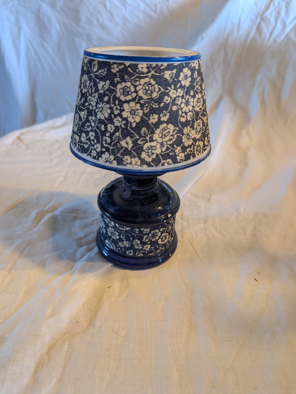 2/40$ Vintage Blue and Cream Floral oil Lamp